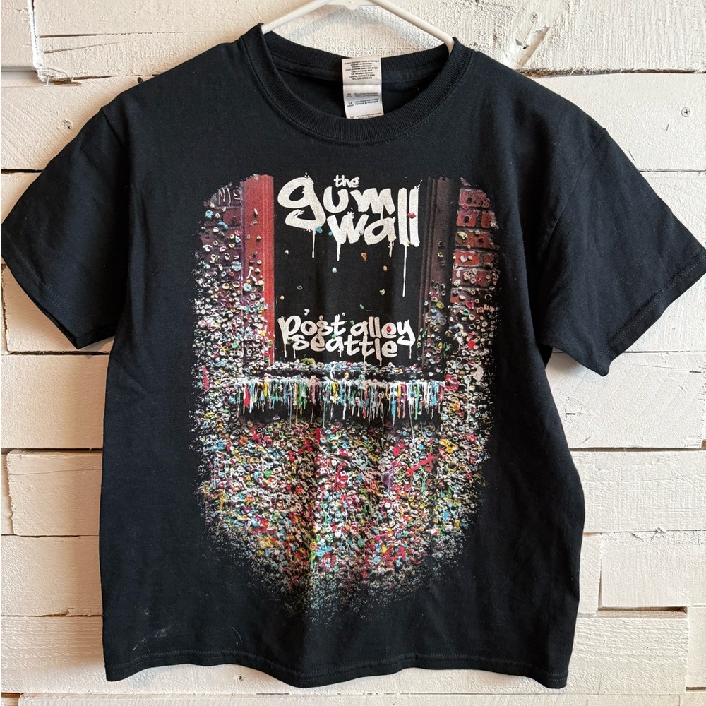Gildan Black Gum Wall Graphic Kids T-Shirt